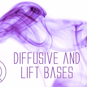 Op de afbeelding: Paarse rook wervelt tegen een witte achtergrond met de tekst "DIFFUSIVE AND LIFT BASES" in een paars sans-serif lettertype. Een logo voor Mountain Aromatics bevindt zich in de linkerbenedenhoek.