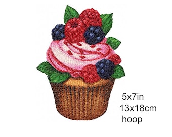 Op de afbeelding: Een geborduurd cupcake-ontwerp met een bruine basis, roze glazuur, rode frambozen en donkerblauwe bramen met groene bladeren. De tekst 5x7in 13x18cm hoop staat rechts van de cupcake en geeft de borduurmaat aan.