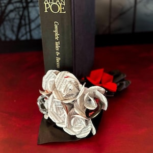 Bukiet miniaturowych róż Edgara Allana Poe – gotycki, literacki prezent na walentynki