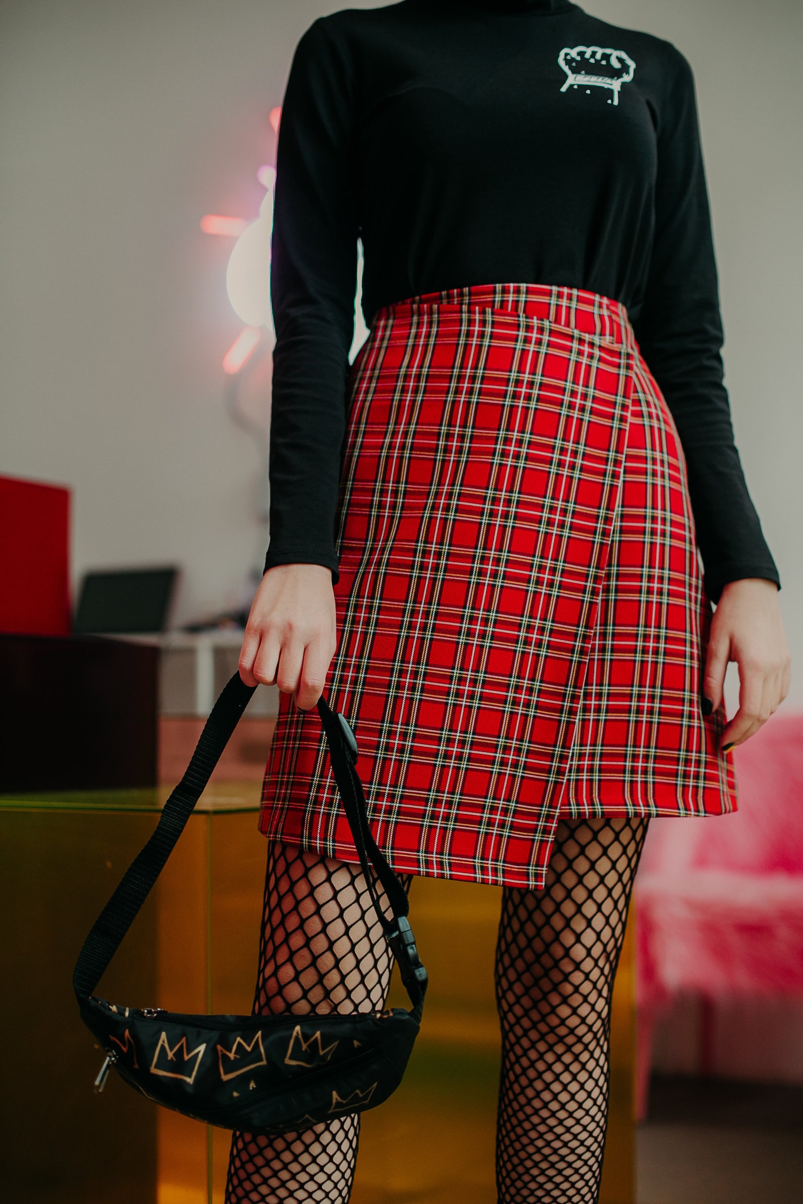 Edgy Lass In A Plaid Skirt Spreads Her Ass