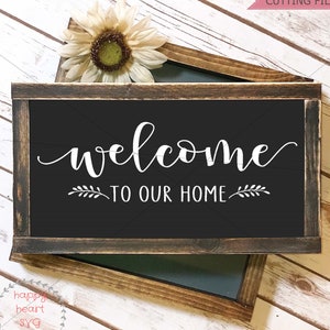 Bienvenido a nuestro hogar SVG, Bienvenido svg, dxf y png descarga instantánea, señal de puerta principal SVG, saludo SVG, signo svg, firma haciendo svg, Hola svg