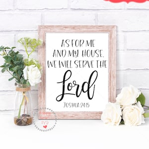 以下が含まれることがあります： 白い背景に黒い文字で「As for me and my house, we will serve the Lord Joshua 24:15」と書かれた額装されたプリント。プリントは明るい木製の額縁に入っていて、白いレンガの壁に置かれています。