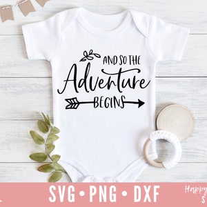 Et ainsi l’aventure commence SVG, Aventure svg, svg, dxf, png téléchargement instantané, Aventure attend SVG, Svg nouveau-né, bébé svg, Citation nouveau-née