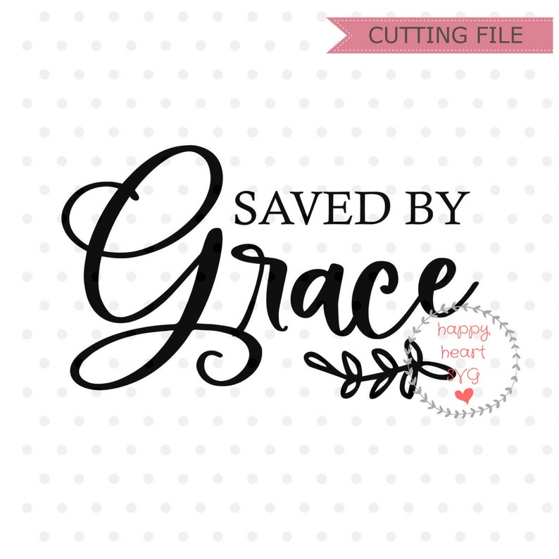 Puede incluir: Dise&ntilde;o gr&aacute;fico en blanco y negro con el texto "SAVED BY GRACE" en una fuente cursiva. Un peque&ntilde;o dise&ntilde;o floral se encuentra debajo del texto.