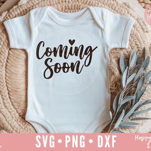 Em breve SVG, Anúncio de gravidez svg, Anúncio de bebê svg, Grávida svg, dxf, download instantâneo png, Bebê chegando em breve svg, Bebê svg