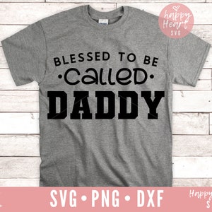 K&ouml;nnte beinhalten: Graues T-Shirt mit dem Text "Blessed to be called Daddy" in Schwarz.