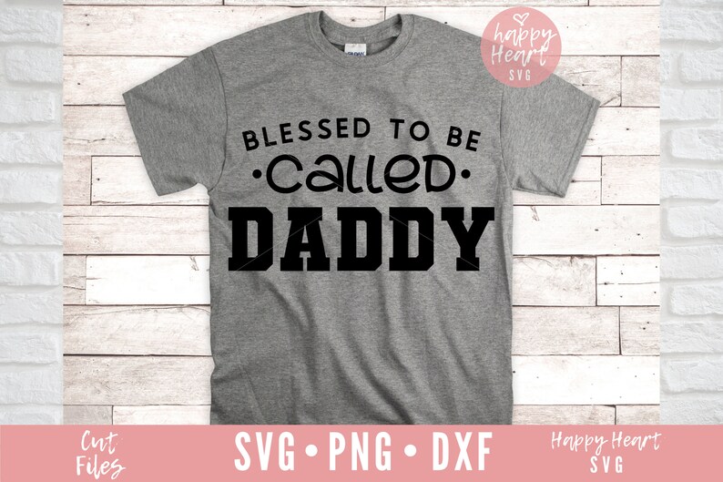 K&ouml;nnte beinhalten: Graues T-Shirt mit dem Text "Blessed to be called Daddy" in Schwarz.