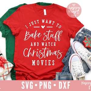 Könnte beinhalten: Rotes T-Shirt mit weißem Text, der "Ich möchte nur backen und Weihnachtsfilme schauen" lautet. Das Shirt liegt auf einer blauen Jeans mit weißen Turnschuhen.