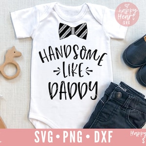 Schön wie Papa Svg, kleiner Mann SVG, kleiner Gentleman SVG, Neugeborene svg, Dxf, Png sofortiger Download, Baby SVG, Baby Zitate Svg, Baby Boy