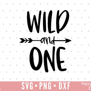 K&ouml;nnte beinhalten: Schwarz-wei&szlig;es Grafikdesign mit dem Text "Wild and One" und einem Pfeil, der nach rechts zeigt. Das Design ist perfekt f&uuml;r eine erste Geburtstagsfeier.