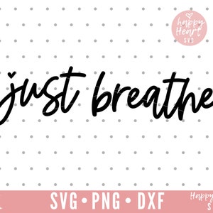 Op de afbeelding: Zwart-witte tekstafbeelding die "just breathe" in een handschrift stijl leest.