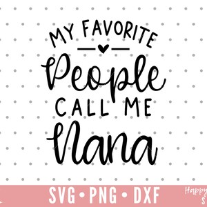 Puede incluir: Dise&ntilde;o gr&aacute;fico de texto en blanco y negro con el texto "Mis personas favoritas me llaman Mam&aacute;".