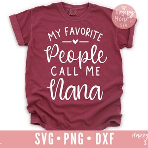 Puede incluir: Una camiseta de color granate con el texto "My Favorite People Call Me Nana" en letras blancas.