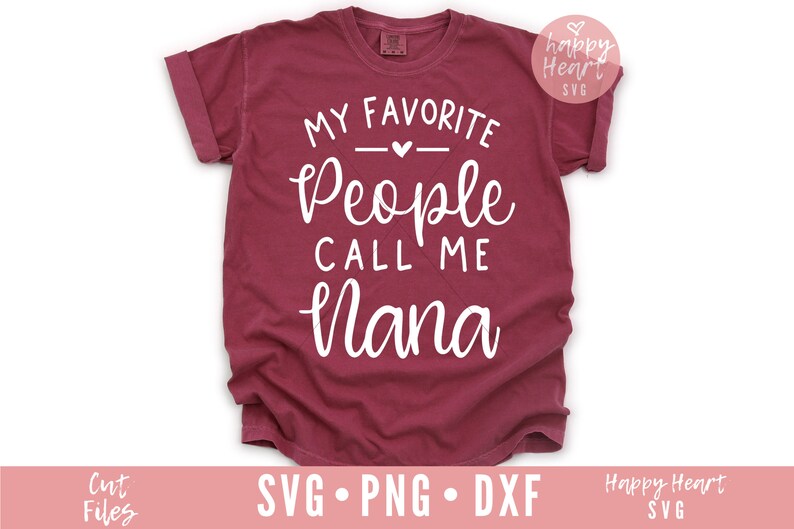 Puede incluir: Una camiseta de color granate con el texto "My Favorite People Call Me Nana" en letras blancas.