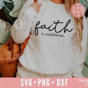 Op de afbeelding: Een wit sweatshirt met de tekst "faith is essential" in zwarte schrijfletters. Het sweatshirt wordt gedragen door een persoon met lang bruin haar. De achtergrond is een groen bladerenpatroon.