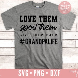 Op de afbeelding: Grijs T-shirt met zwarte tekst die "LOVE THEM spoil them GIVE THEM BACK #GRANDPALIFE" zegt.
