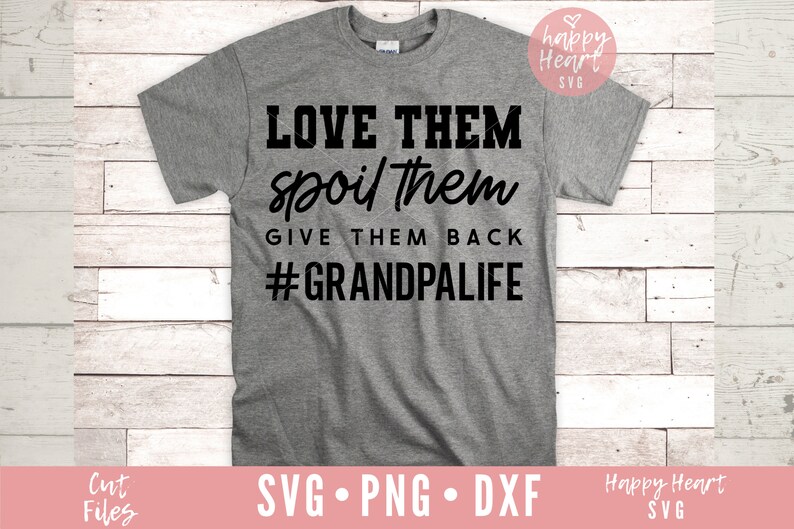 Op de afbeelding: Grijs T-shirt met zwarte tekst die "LOVE THEM spoil them GIVE THEM BACK #GRANDPALIFE" zegt.