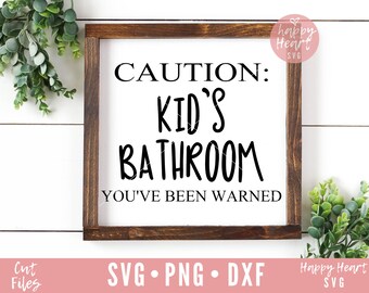 Könnte beinhalten: Ein Holzschild mit dem Text "CAUTION: KID'S BATHROOM YOU'VE BEEN WARNED" in schwarzen Buchstaben auf weißem Hintergrund.