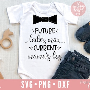 Könnte beinhalten: Weißer Baby-Strampler mit schwarzer Fliege und dem Text "→FUTURE ladies man ♡CURRENT mama's boy"
