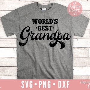 Op de afbeelding: Een grijs T-shirt met de tekst "WORLD'S BEST Grandpa" in zwarte cursieve letters.