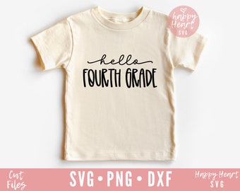 以下が含まれることがあります： 前面に黒い文字で「hello FOURTH GRADE」とプリントされたベージュのTシャツです。