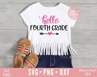 以下が含まれることがあります： ピンクのハートと矢印がついた、黒い文字で「hello fourth grade」と書かれた白いTシャツ。Tシャツの裾はフリンジになっている。