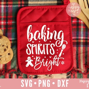 Może przedstawiać: Czerwona rękawica do piekarnika z białym tekstem, który brzmi "baking spirits bright" z piernikowym ludzikiem i trzepaczką. Rękawica do piekarnika leży na czerwono-czarnej kratce.