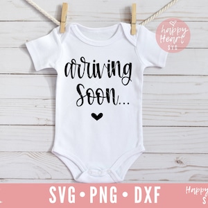 Chegando em breve svg, Em breve SVG, Anúncio de gravidez svg, dxf, png download instantâneo, Chá de bebê svg, Anúncio de bebê svg, Bebê svg