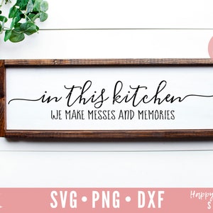 En esta cocina hacemos líos y recuerdos svg, cocina svg, reunir SVG, presupuestos de cocina svg, dxf, descarga instantánea png, signo de cocina SVG