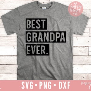 Op de afbeelding: Een grijs T-shirt met de tekst "BEST GRANDPA EVER." in zwart gedrukt.