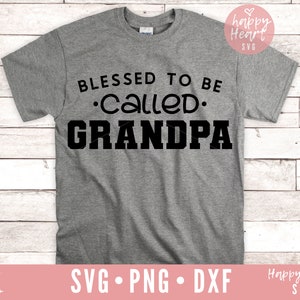 Op de afbeelding: Een grijs T-shirt met de tekst "Blessed to be called. Grandpa" in zwart.