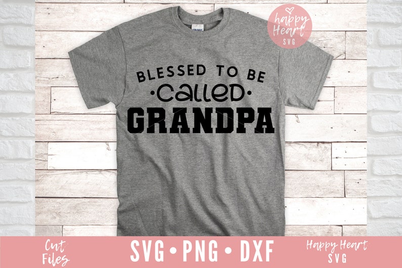 Op de afbeelding: Een grijs T-shirt met de tekst "Blessed to be called. Grandpa" in zwart.
