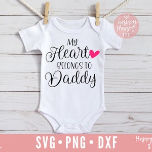Mijn hart behoort tot Daddy SVG, Daddy's girl svg, dxf en png instant download, baby meisje SVG, Valentines SVG, Pasgeboren svg, Baby Girl Saying