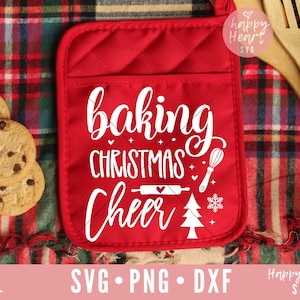 Könnte beinhalten: Ein roter Topflappen mit weißem Text, der "baking christmas cheer" sagt, mit einem Nudelholz, einem Schneebesen, einer Schneeflocke und einem Weihnachtsbaum.