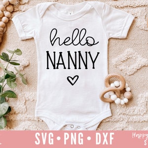 Bonjour Nanny svg, Annonce de grossesse svg, Annonce de bébé svg, Svg enceinte, dxf, png téléchargement instantané, Nounou SVG, À venir bientôt svg