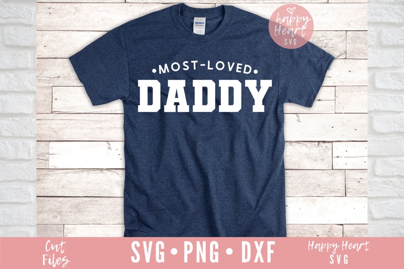 K&ouml;nnte beinhalten: Ein marineblaues T-Shirt mit dem Text "&bull;MOST-LOVED. DADDY" in Wei&szlig;.