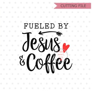 Może przedstawiać: Czarno-biała grafika tekstowa z napisem "Fueled by Jesus & Coffee" ze strzałką skierowaną w prawo i czerwonym sercem.
