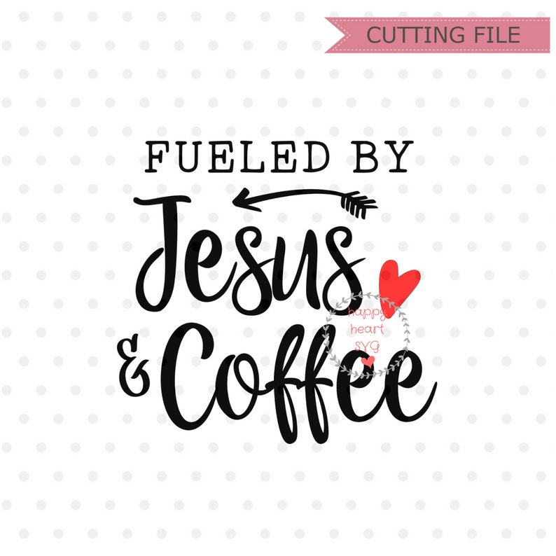 Może przedstawiać: Czarno-biała grafika tekstowa z napisem "Fueled by Jesus & Coffee" ze strzałką skierowaną w prawo i czerwonym sercem.