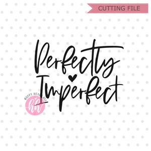 Puede incluir: Gr&aacute;fico de texto en blanco y negro que dice "Perfectly Imperfect" con un peque&ntilde;o s&iacute;mbolo de coraz&oacute;n entre las palabras.