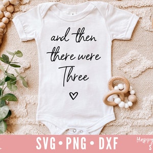 E então havia três svg, anúncio de gravidez svg, em breve SVG, dxf, png download instantâneo, bebê chegando em breve svg, chá de bebê svg