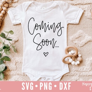 Em breve SVG, Anúncio de gravidez svg, Anúncio de bebê svg, Grávida svg, dxf, download instantâneo png, Bebê chegando em breve svg, Bebê svg