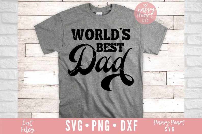 K&ouml;nnte beinhalten: Ein graues T-Shirt mit dem Text "WORLD'S BEST Dad" in schwarzen Buchstaben. Der Text ist in einer stilisierten Schriftart.