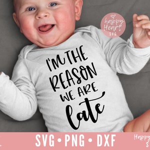 Jestem powodem, dla którego jesteśmy spóźnieni SVG, Baby SVG, dxf i png natychmiastowe pobieranie, Noworodek SVG, Hello World SVG, Zabawne cytaty o dziecku SVG, Przedszkole SVG