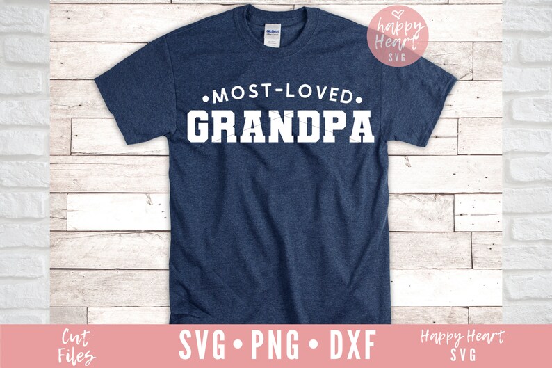 Op de afbeelding: Een marineblauw T-shirt met witte tekst die "MOST-LOVED. GRANDPA" luidt.