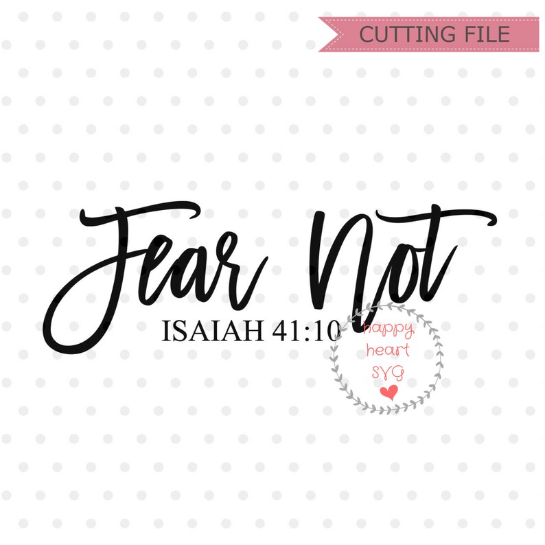 Puede incluir: Gr&aacute;fico de texto en blanco y negro que dice "Fear Not" con la referencia b&iacute;blica "ISAIAH 41:10" debajo. Una peque&ntilde;a corona con las palabras "happy heart" y un coraz&oacute;n rojo se encuentra en la esquina inferior derecha.