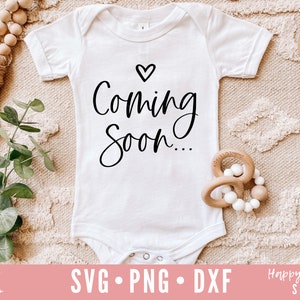 Em breve SVG, anúncio de gravidez svg, grávida svg, dxf, download instantâneo png, Mama To Be SVG, bebê chegando em breve svg, Blessed Mama svg