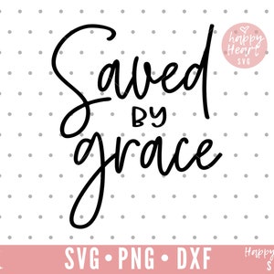 Puede incluir: Texto en caligraf&iacute;a en blanco y negro que dice "Salvado por la gracia".
