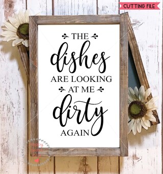 Primitives By Kathy - Cartello In Legno Umoristico Per Cucina "The Dishes Are Looking At Me Dirty Again" | Decorazione Da Parete O Da Tavolo