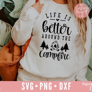 La vita è migliore intorno al Campfire svg, Happy Camper SVG, Camper svg, dxf, png download istantaneo, Camplife SVG, Camping Shirt svg, Summer svg