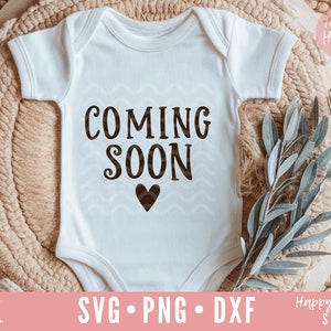Em breve SVG, Anúncio de gravidez svg, Anúncio de bebê svg, Grávida svg, dxf, download instantâneo png, Bebê chegando em breve svg, Bebê svg
